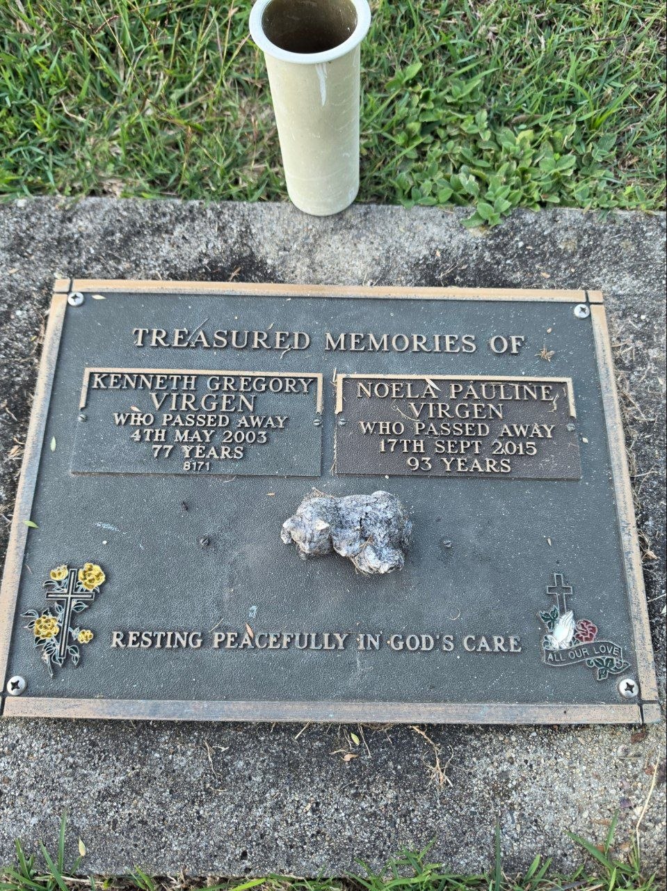 Virgen grave plaque