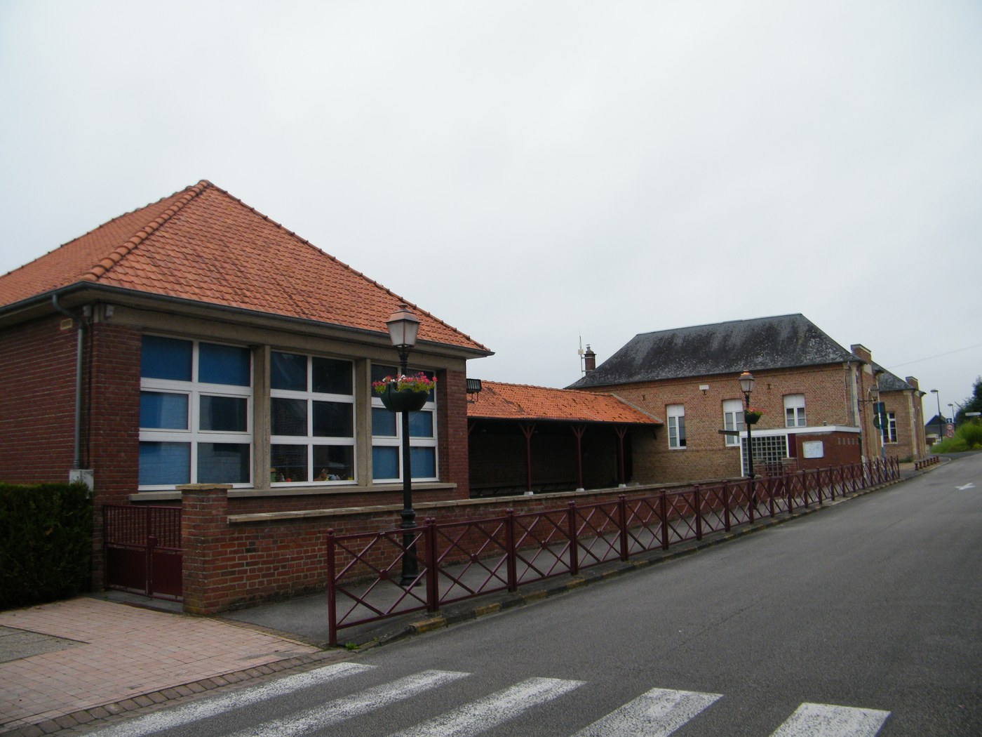 The mairie-école at Blangy-Tronville in the Somme — the village school named for Arthur Clifford Stribling in April 2018. The signboard reads MAIRIE / ÉCOLE PUBLIQUE. Photograph by Wikimedia Commons contributor APictche, released under CC BY-SA 4.0, taken 2016.